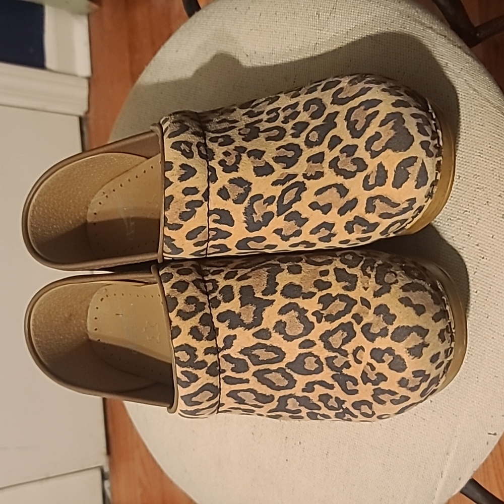 Adorable leopard print Danskos